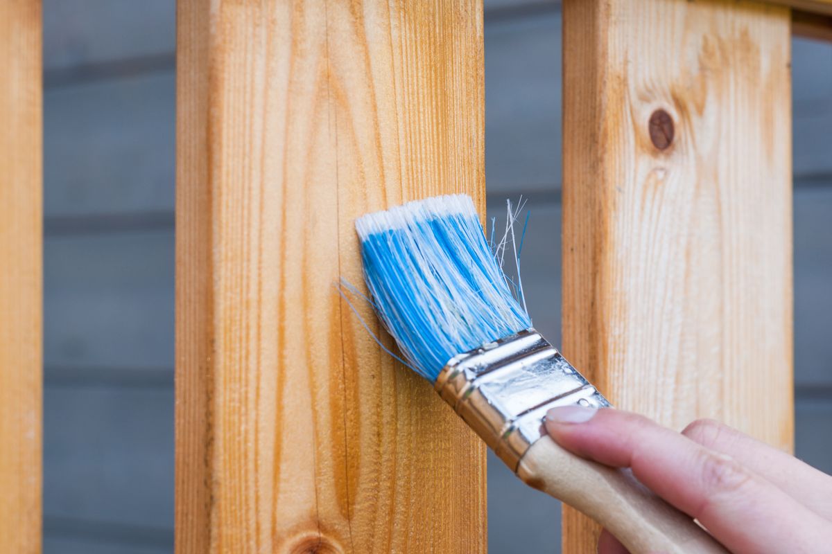 Houten schutting met beits