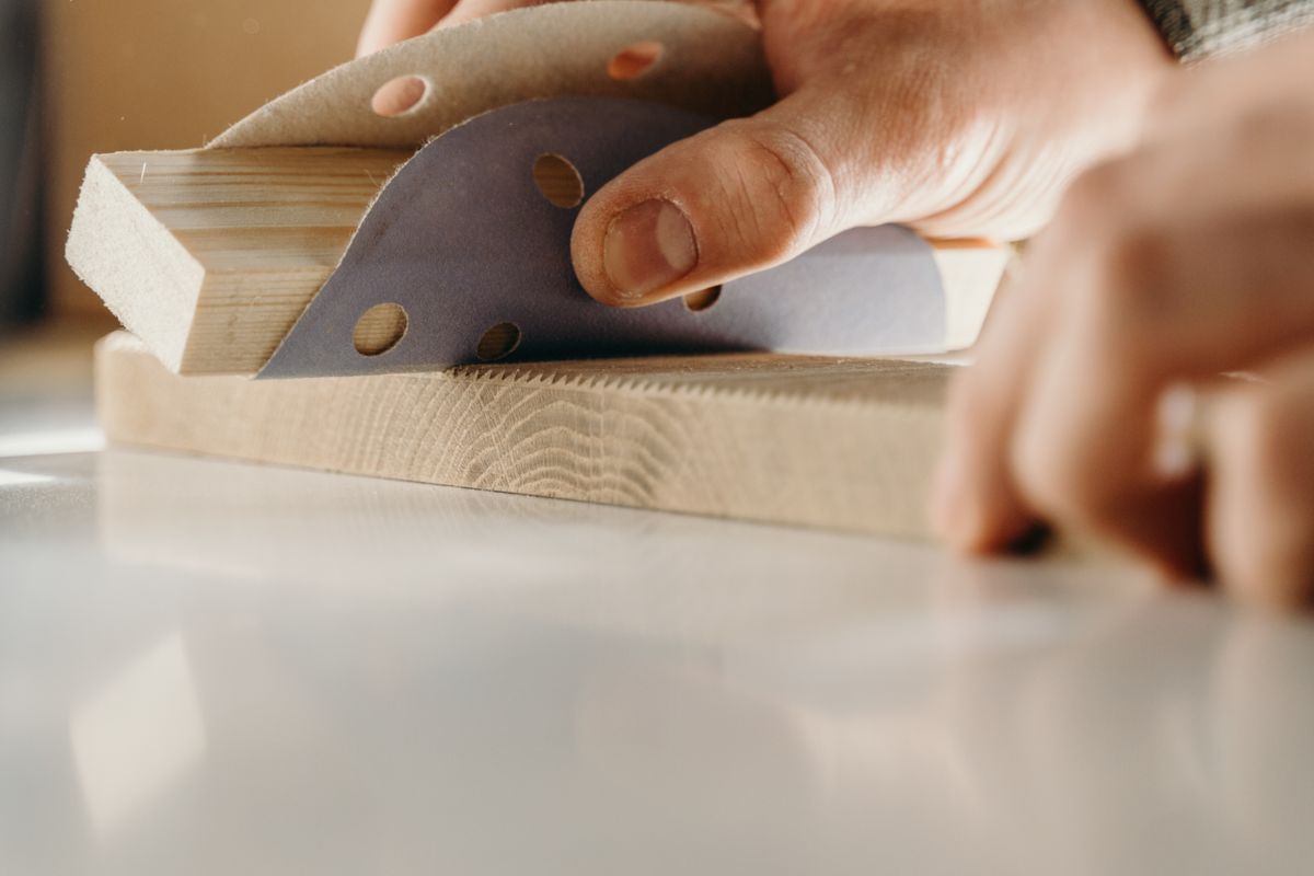 Hout schuren en voorbehandelen